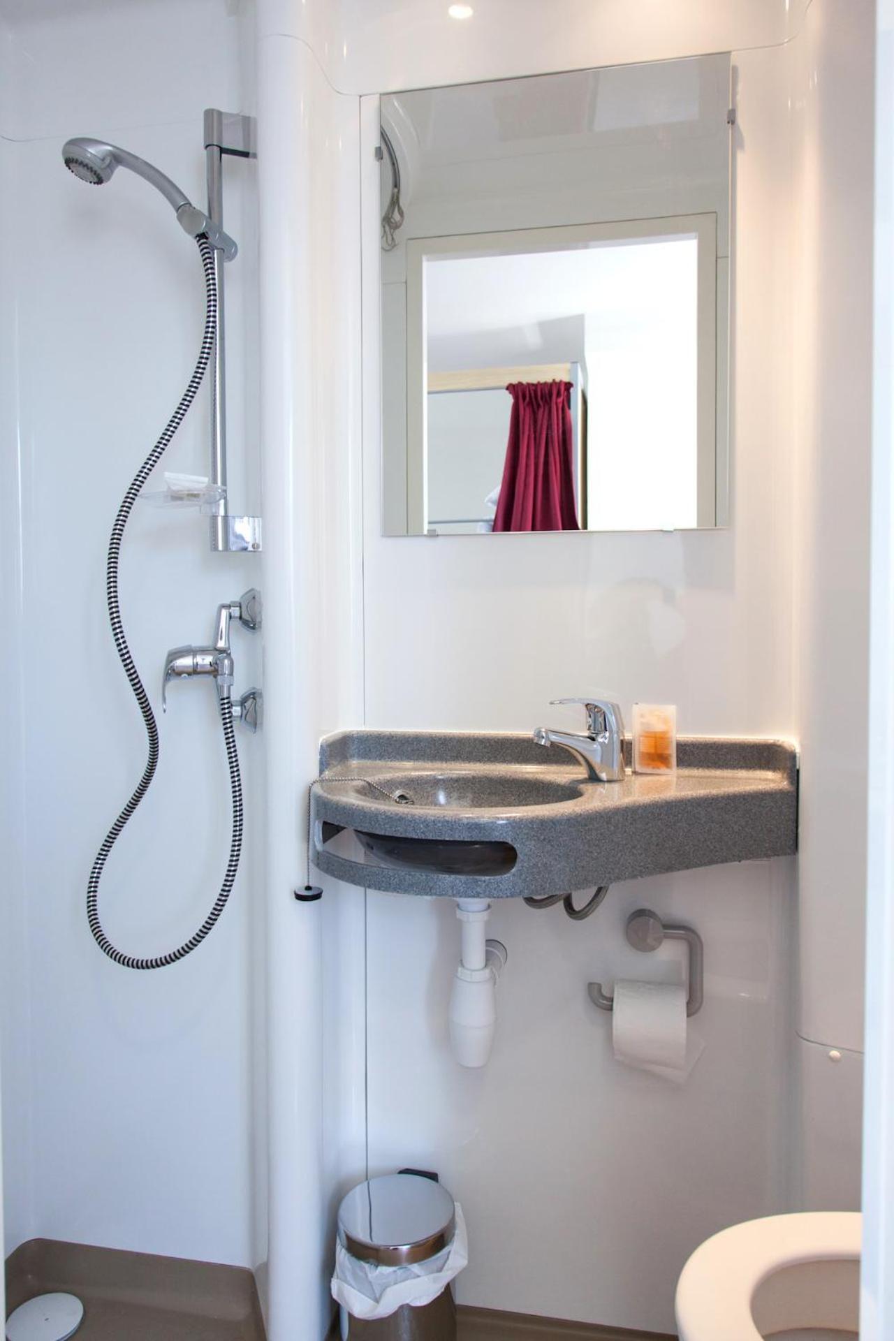 Bed in Slaapzaal met 4 Bedden en Eigen Badkamer