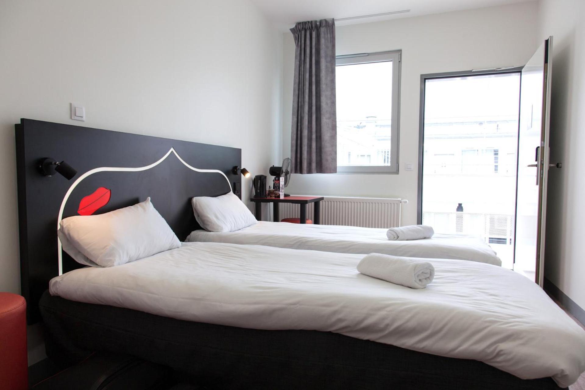 Tweepersoonskamer met 2 Aparte Bedden en Eigen Badkamer